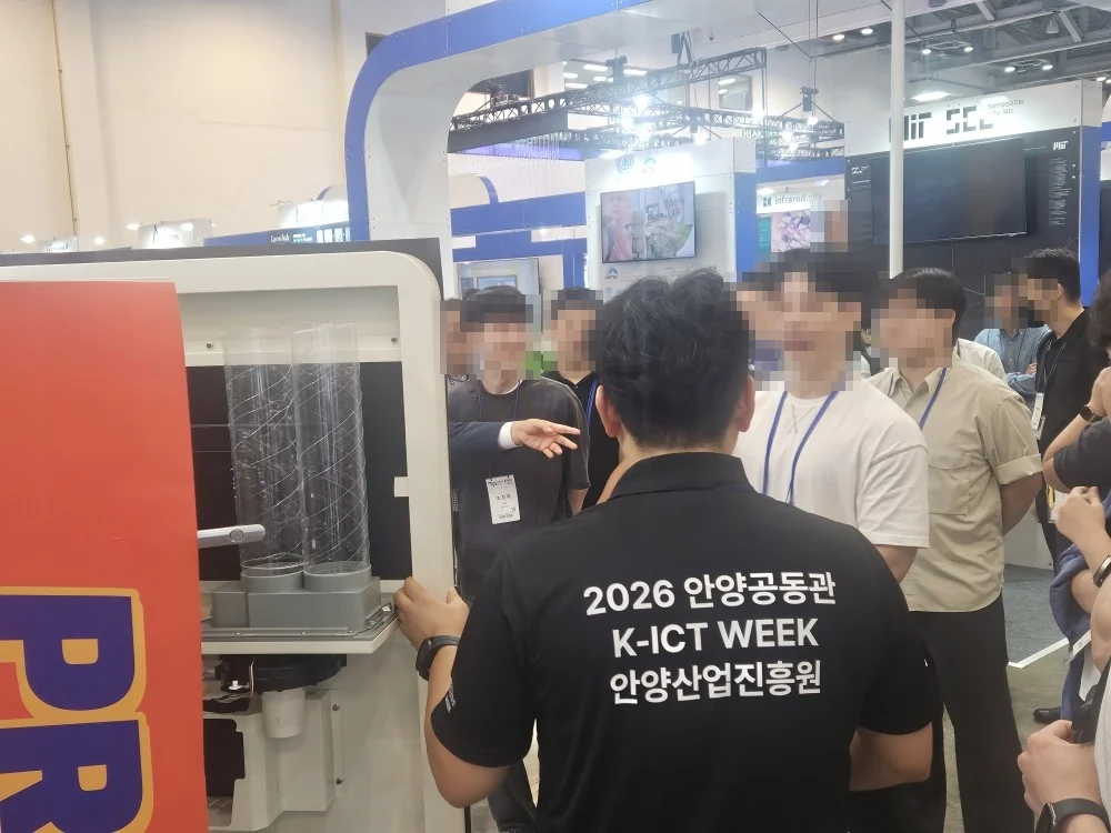자판기 내부 원료 슬롯 구조를 직접 설명하는 현장 시연 모습
